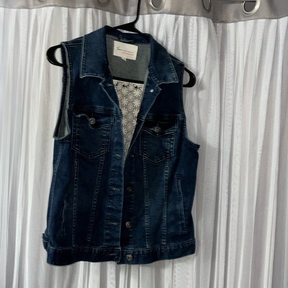 Two by Vince Camuto Jean v st with lace back! - Picture 1 of 5